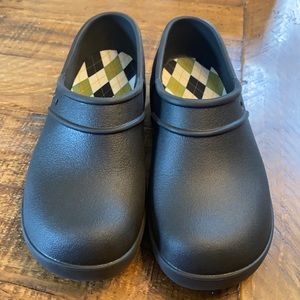 Women’s 9 work black crocs